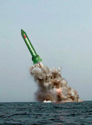 北朝鮮潜水艦ミサイル発射.jpg